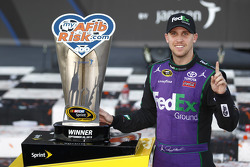 Winner Denny Hamlin, Joe Gibbs Racing Toyota