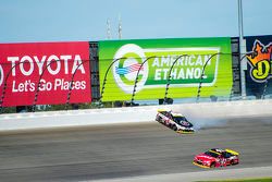 Kevin Harvick, Stewart-Haas Racing Chevrolet and Kyle Busch, Joe Gibbs Racing Toyota