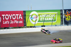 Kevin Harvick, Stewart-Haas Racing Chevrolet and Kyle Busch, Joe Gibbs Racing Toyota