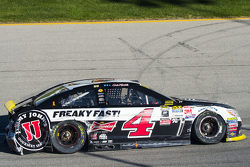 Kevin Harvick, Stewart-Haas Racing Chevrolet and Kyle Busch, Joe Gibbs Racing Toyota