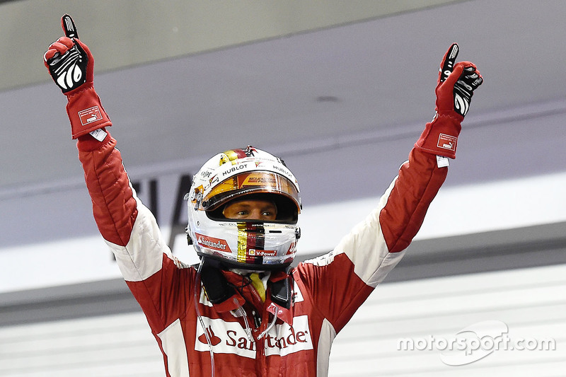 ... o de Cingapura, terminando o primeiro ano pela equipe de Maranello em terceiro lugar no Mundial de Pilotos.