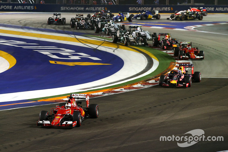 Start: Sebastian Vettel, Ferrari SF15-T leads