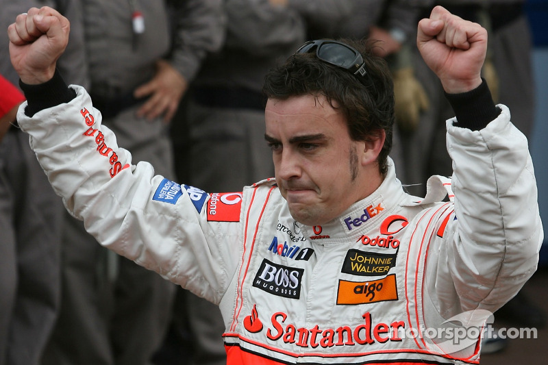 El ganador de la pole, Fernando Alonso celebra