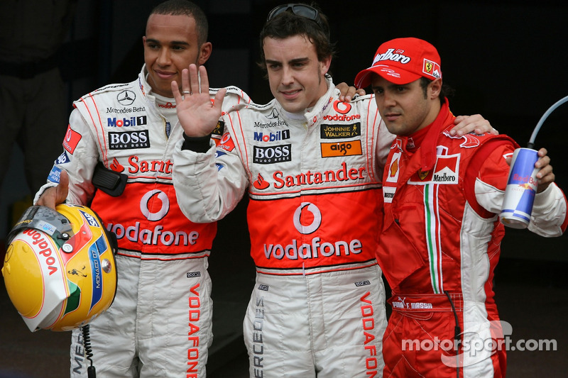 Pole: Kazanan Fernando Alonso kutlama yapıyor ve Lewis Hamilton ve Felipe Massa