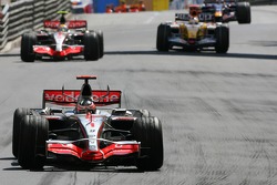Yarış galibi Fernando Alonso, McLaren Mercedes, MP4-22, 2. Lewis Hamilton, McLaren Mercedes, MP4-22