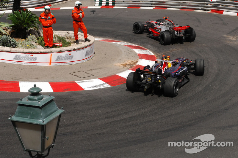 Fernando Alonso, McLaren Mercedes, MP4-22 y David Coulthard, Red Bull Racing, RB3