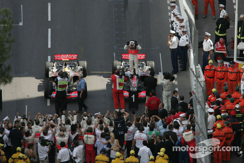 Ganador de la carrera Fernando Alonso celebra con el segundo lugar Lewis Hamilton