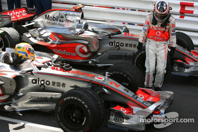 Ganador de la carrera Fernando Alonso celebra con el segundo lugar Lewis Hamilton