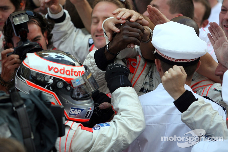 Ganador de la carrera Fernando Alonso celebra con el equipo