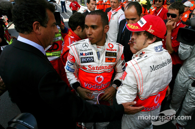 Ganador de la carrera Fernando Alonso celebra con el segundo lugar Lewis Hamilton