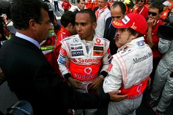 Yarış galibi Fernando Alonso kutlama yapıyor ve Lewis Hamilton
