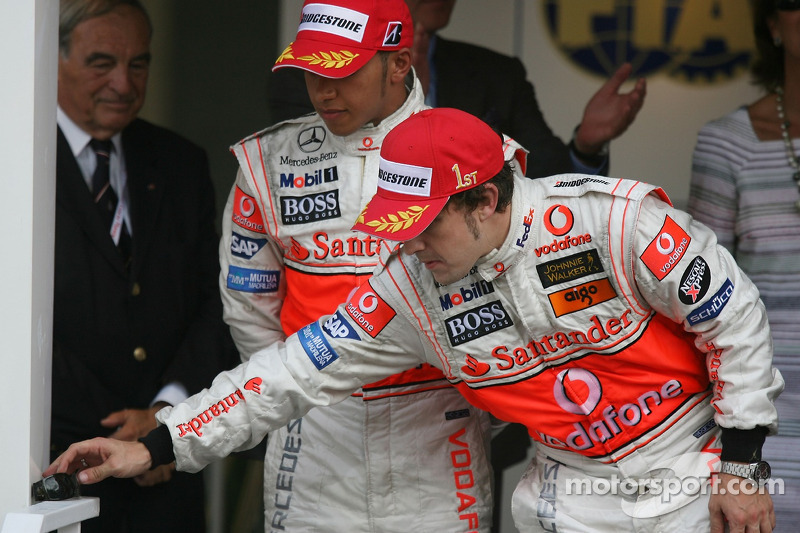 Podio: ganador de la carrera Fernando Alonso con el segundo lugar Lewis Hamilton
