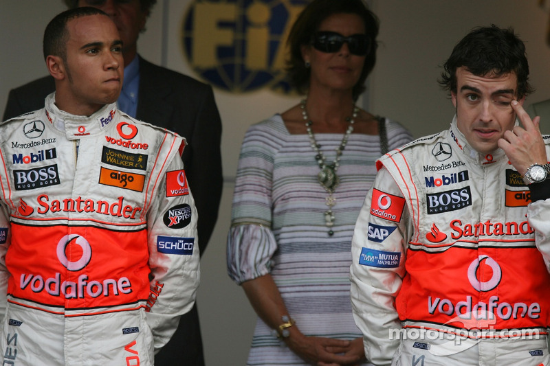 Podio: ganador de la carrera Fernando Alonso con el segundo lugar Lewis Hamilton