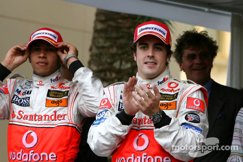 Podio: ganador de la carrera Fernando Alonso con el segundo lugar Lewis Hamilton
