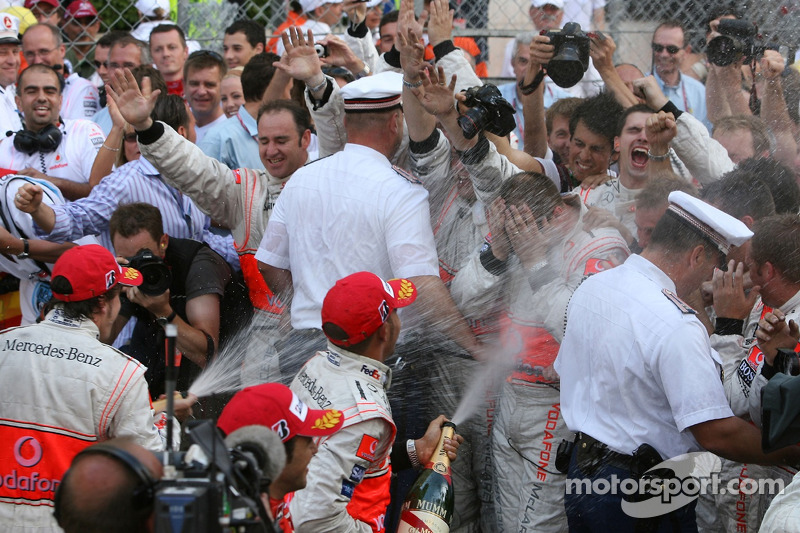 Equipo y fotógrafos salpicados de la champagne de Fernando Alonso, McLaren Mercedes, Lewis Hamilton,