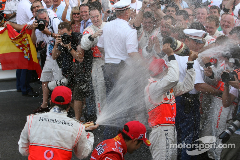 Equipo y fotógrafos salpicados de la champagne de Fernando Alonso, McLaren Mercedes, Lewis Hamilton,