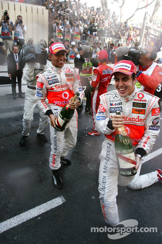 Champagne para Lewis Hamilton y Fernando Alonso