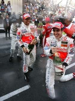 Champagne para Lewis Hamilton y Fernando Alonso