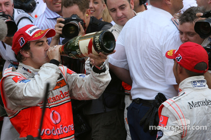 Champagne para Lewis Hamilton y Fernando Alonso