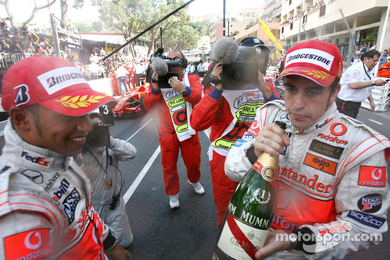Champagne para Lewis Hamilton y Fernando Alonso