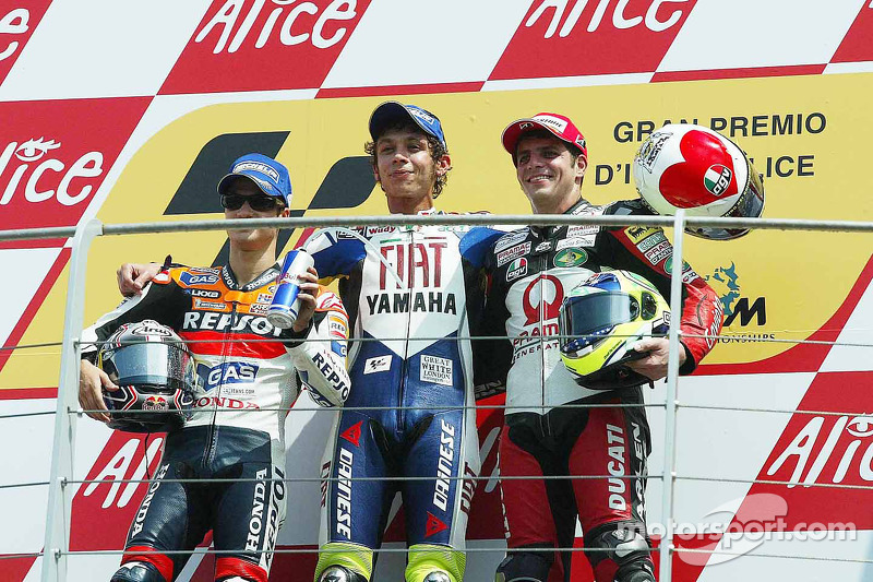 Podio: ganador de la carrera Valentino Rossi; Dani Pedrosa el segundo lugar y tercer lugar Alex Barr