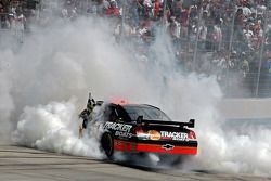 Vainqueur de la course Martin Truex Jr. fait un burn