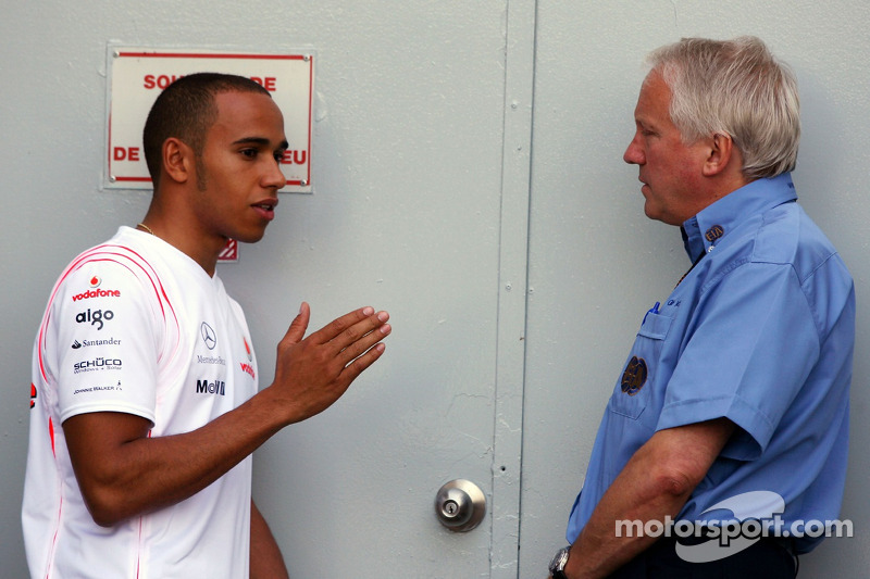 Льюис Хэмилтон, McLaren Mercedes и Чарли Уайтинг, делегат FIA, гоночный директор