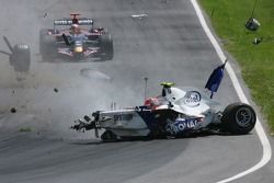 Robert Kubica, BMW Sauber F1 Team, F1.07, crashes very heavily in the race