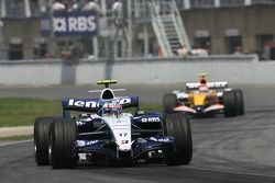 Alexander Wurz, Williams F1 Team, FW29 and Heikki Kovalainen, Renault F1 Team, R27