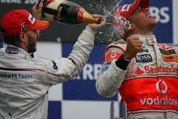 Второе место - Ник Хайдфельд, BMW Sauber F1 Team и первое место - Льюис Хэмилтон, McLaren Mercedes