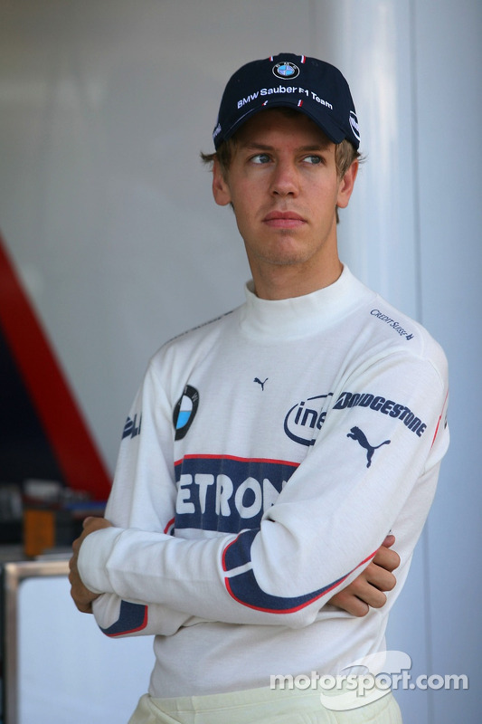 Sebastian Vettel, piloto de prueba, BMW Sauber F1 Team en el garaje del equipo