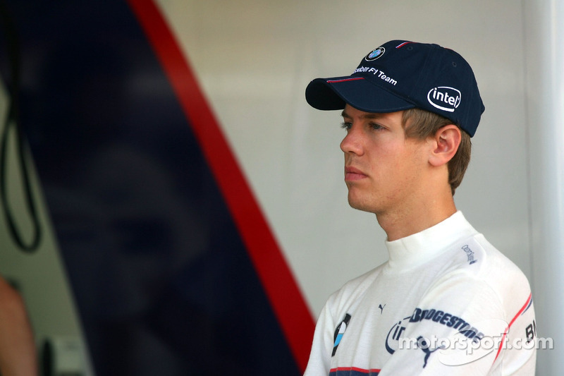 Sebastian Vettel, piloto de prueba, BMW Sauber F1 Team en el garaje del equipo