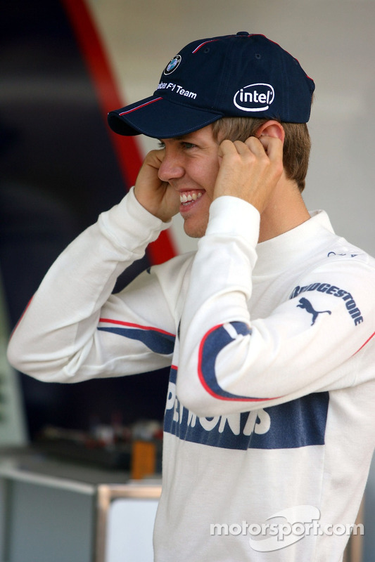 Sebastian Vettel, piloto de prueba, BMW Sauber F1 Team en el garaje del equipo