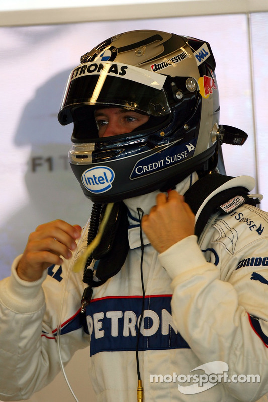 Sebastian Vettel, piloto de prueba, BMW Sauber F1 Team en el garaje del equipo