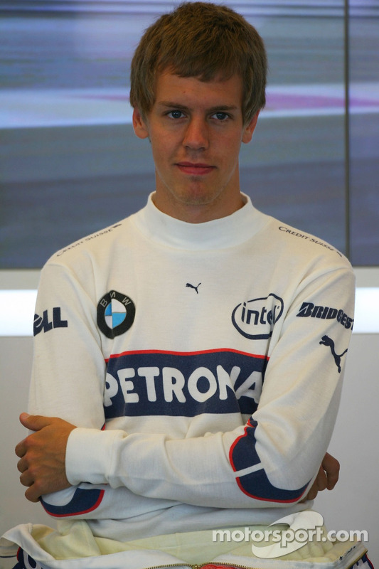 Sebastian Vettel, piloto de prueba, BMW Sauber F1 Team en el garaje del equipo