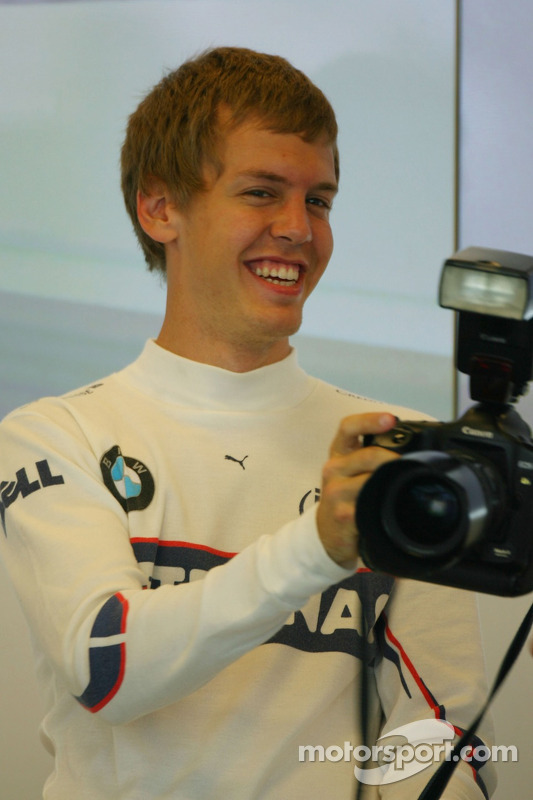 Sebastian Vettel, piloto de prueba, BMW Sauber F1 Team en el garaje del equipo, toma la cámara de D