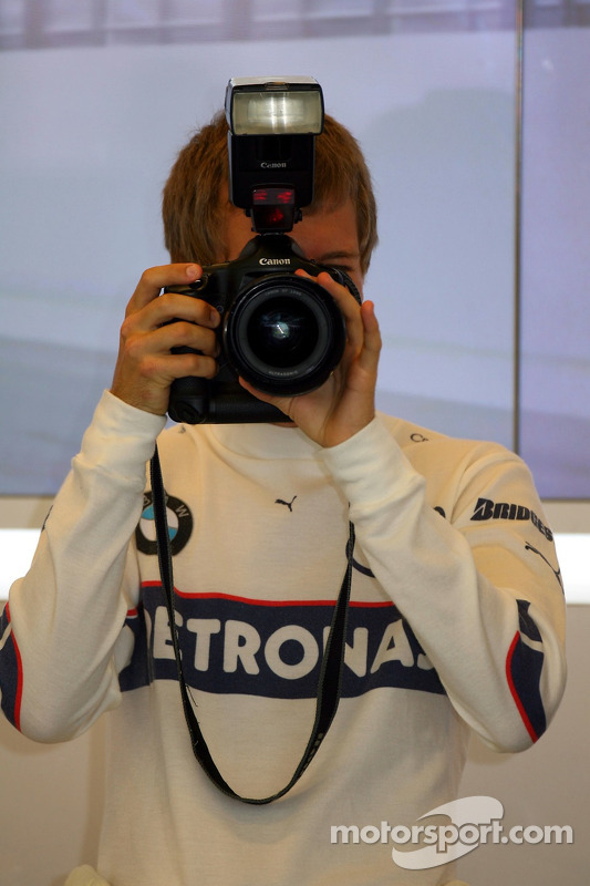 Sebastian Vettel, piloto de prueba, BMW Sauber F1 Team en el garaje del equipo, toma la cámara de D