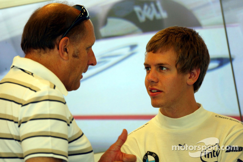 Sebastian Vettel, piloto de prueba, BMW Sauber F1 Team en el garaje del equipo habla con Hans Joachi