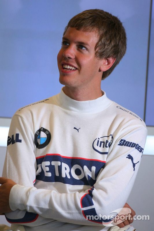 Sebastian Vettel, piloto de prueba, BMW Sauber F1 Team en el garaje del equipo