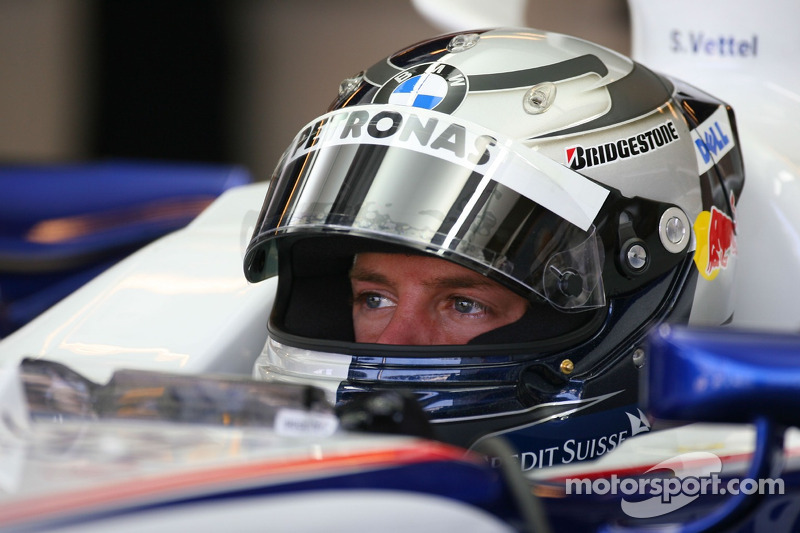 Sebastian Vettel, piloto de prueba, BMW Sauber F1 Team en el garaje del equipo