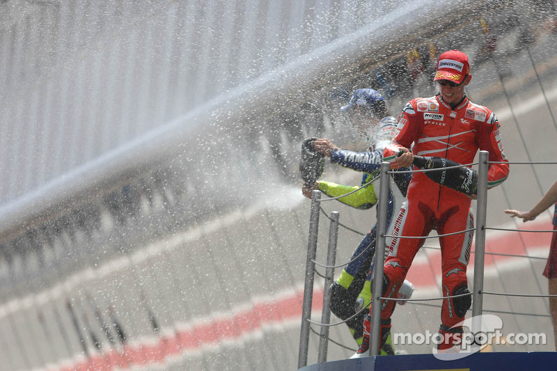 Podio: 1º Casey Stoner, 2º Valentino Rossi, 3º Valentino Rossi