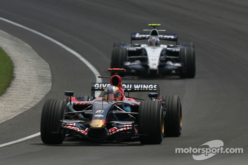 Vitantonio Liuzzi, Scuderia Toro Rosso, STR02 ve Alexander Wurz, Williams F1 Team, FW29