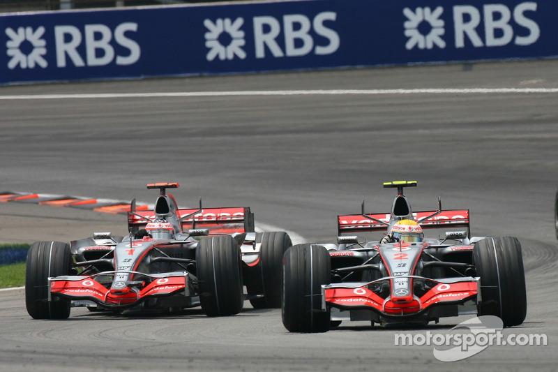 Fernando Alonso, McLaren Mercedes, MP4-22 y Lewis Hamilton, McLaren Mercedes, MP4-22