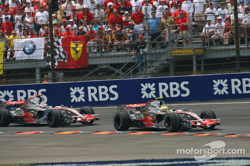 Fernando Alonso, McLaren Mercedes, MP4-22 y Lewis Hamilton, McLaren Mercedes, MP4-22