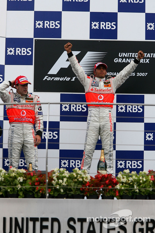 Podio: ganador de la carrera Lewis Hamilton, McLaren Mercedes y segundo lugar Fernando Alonso, McLar
