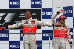 Podio: segundo lugar Fernando Alonso, McLaren Mercedes y el ganador de la carrera Lewis Hamilton, Mc