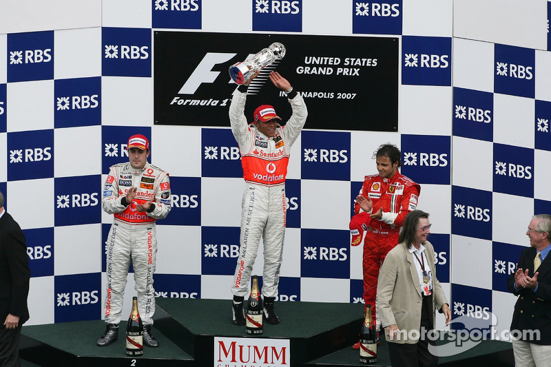 Podio: segundo lugar Fernando Alonso, McLaren Mercedes, ganador de la carrera Lewis Hamilton, McLaren Mercedes y el tercer lugar Felipe Massa, Scuderia Ferrari
