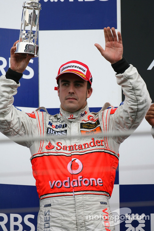 Podio: segundo lugar Fernando Alonso, McLaren Mercedes