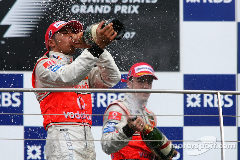 Podio: segundo lugar Fernando Alonso, McLaren Mercedes y el ganador de la carrera Lewis Hamilton, Mc