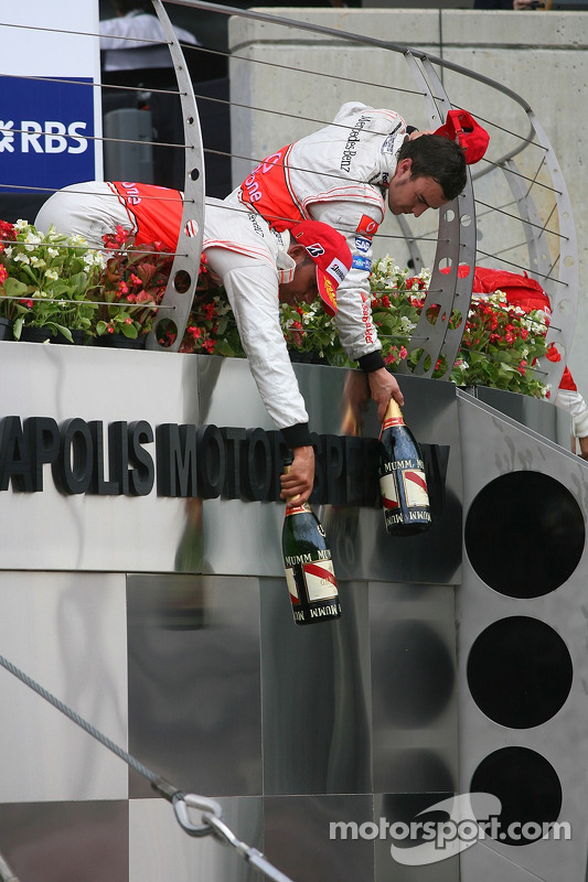 Podio: segundo lugar Fernando Alonso, McLaren Mercedes y el ganador de la carrera Lewis Hamilton, Mc